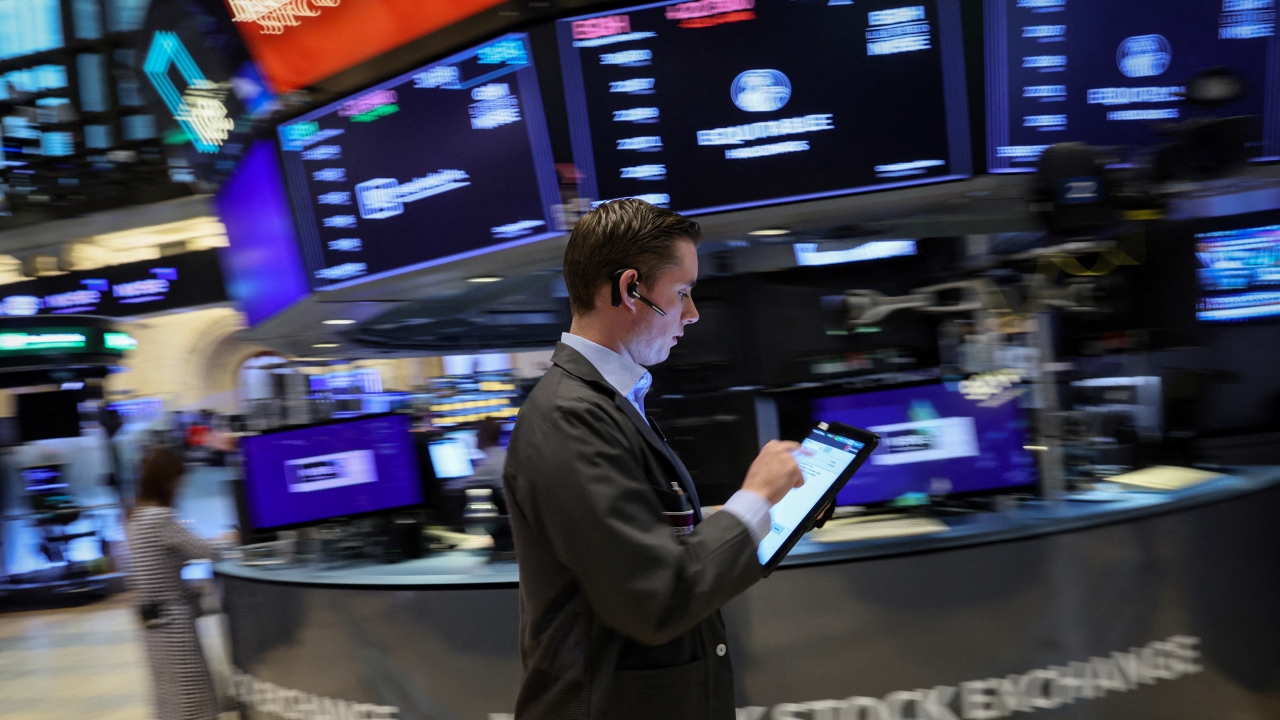 Stock Market News: S&P 500 slides, Eli Lilly&rsquo;s buys Dice, missing sub latest